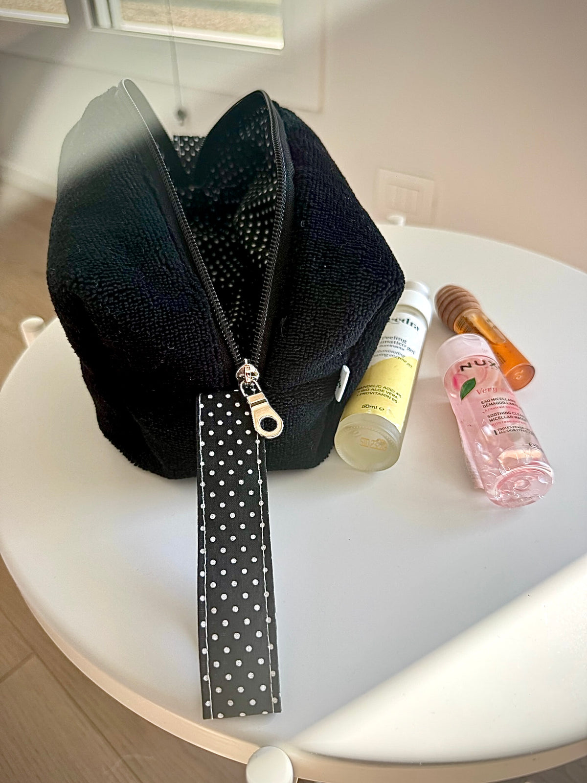 BEAUTY CASE spugna nera pois bianchi sfondo nero