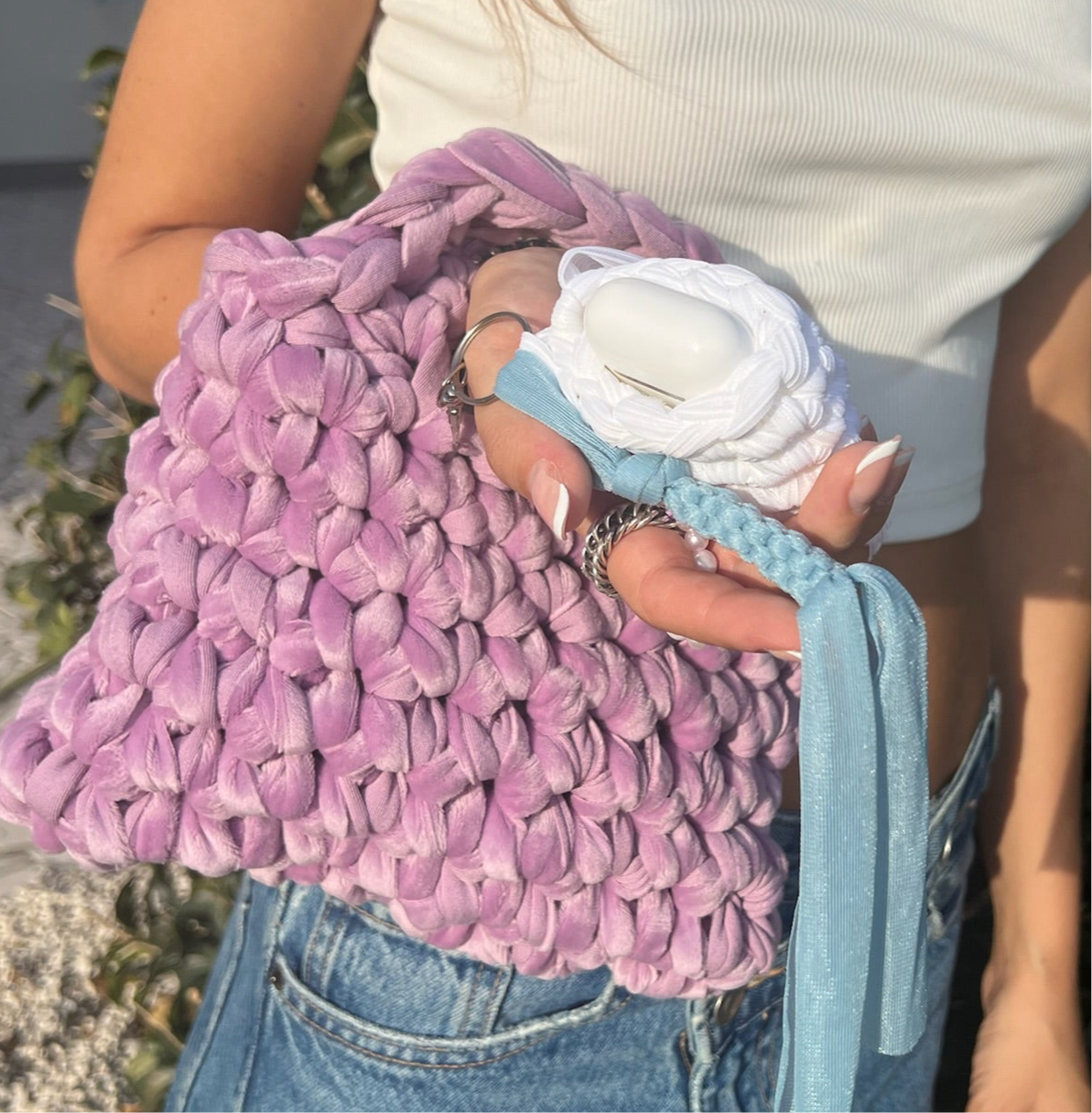 Borsetta all'uncinetto lilla con porta AirPods e charms 💜