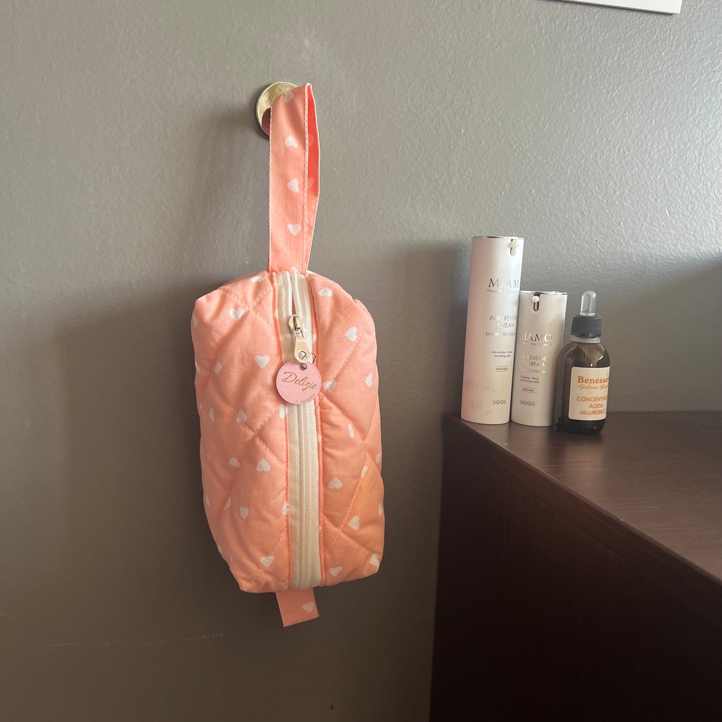 Beauty case color salmone cuori bianchi