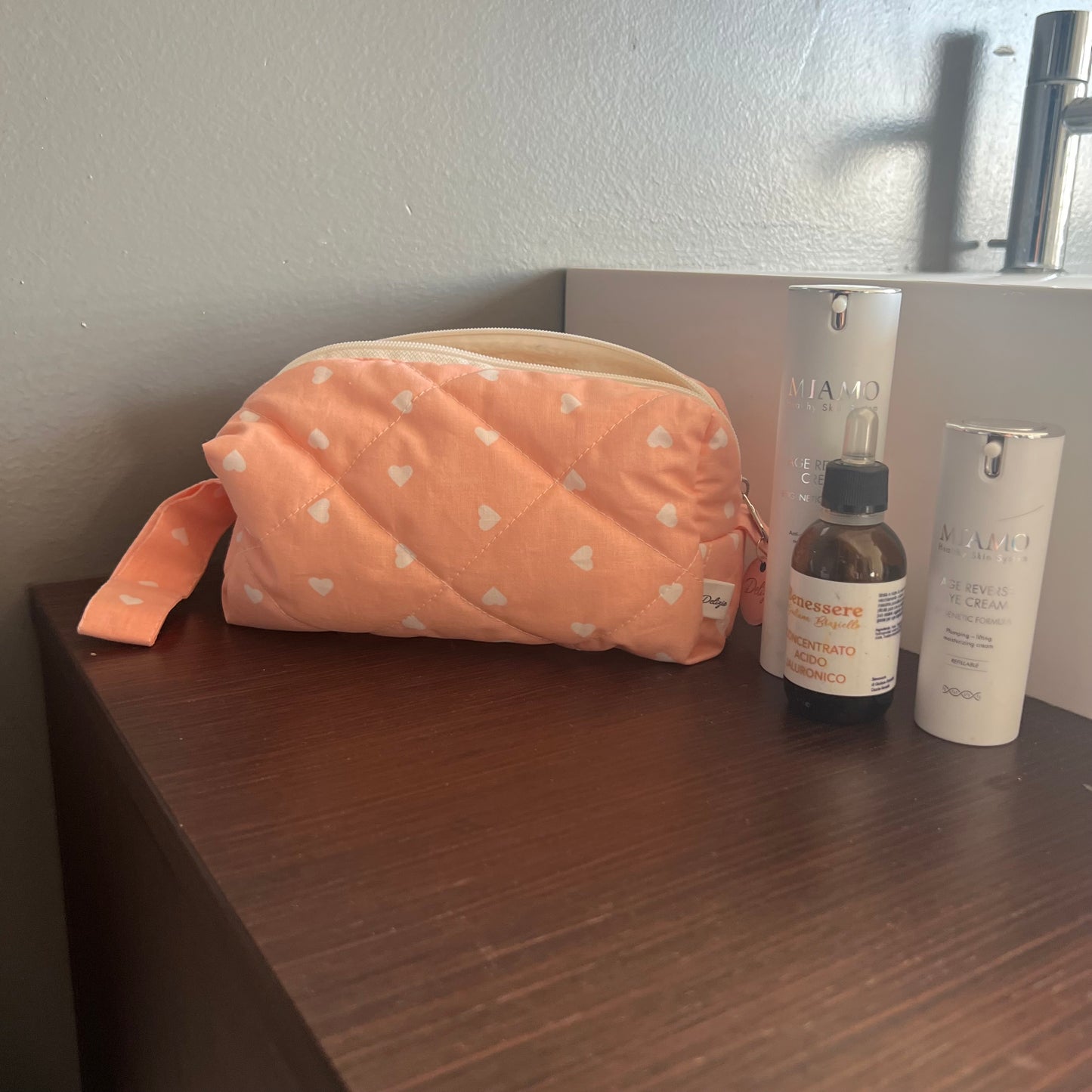 Beauty case color salmone cuori bianchi