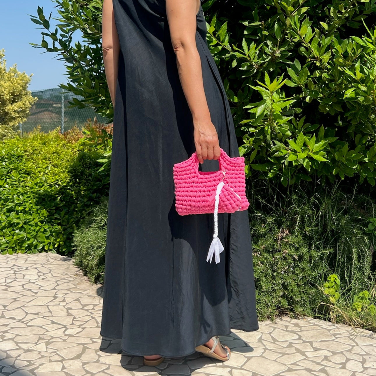 Borsetta all'uncinetto fucsia con porta AirPods e charms 🩷