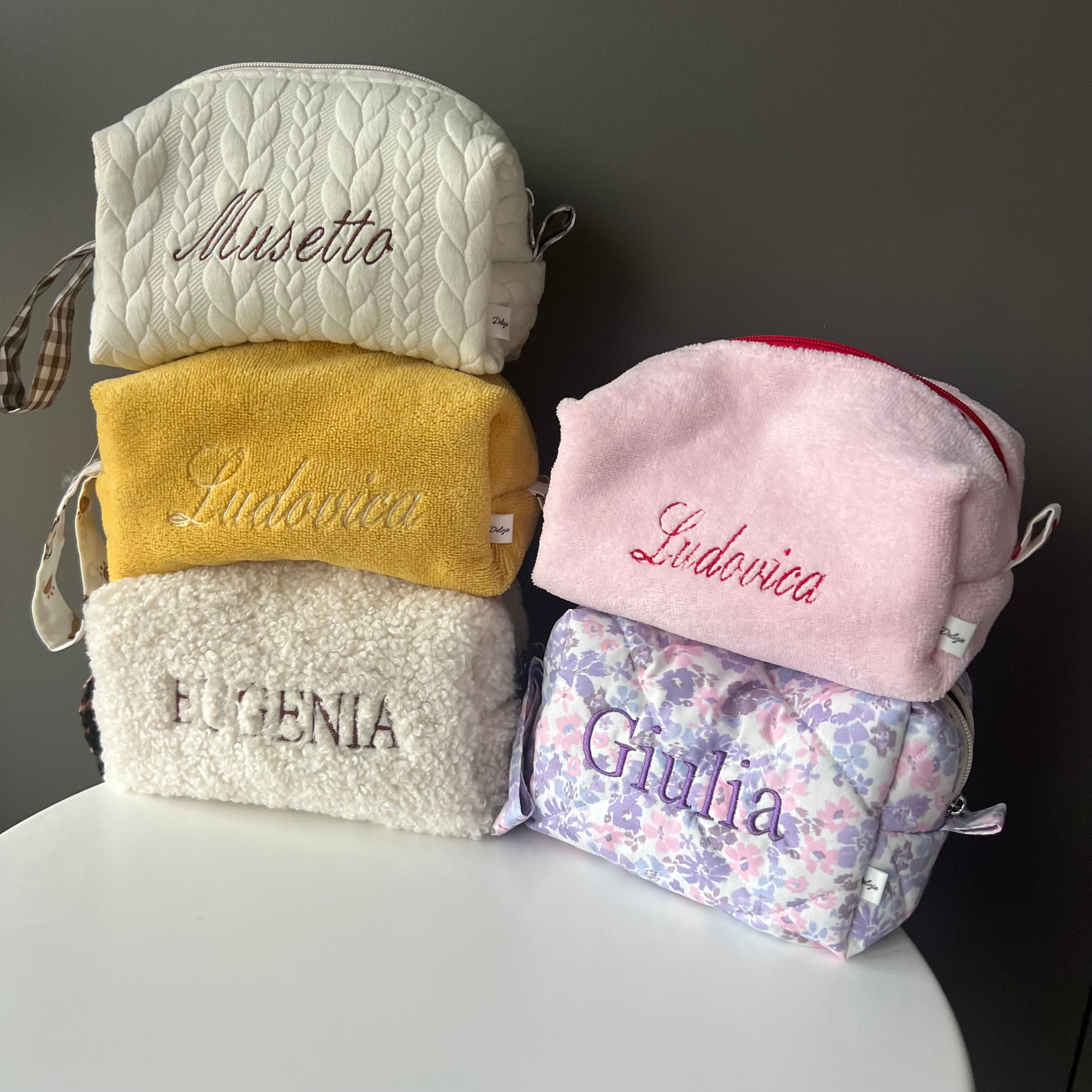 beauty case ricamato con nome fatto a mano