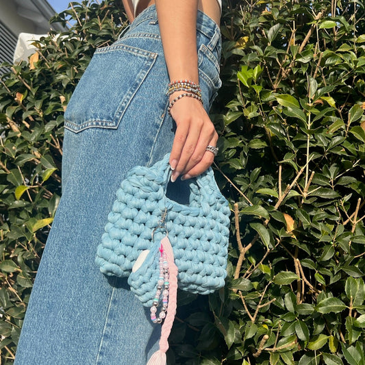 Borsetta all'uncinetto azzurra con porta AirPods e charms 🩵