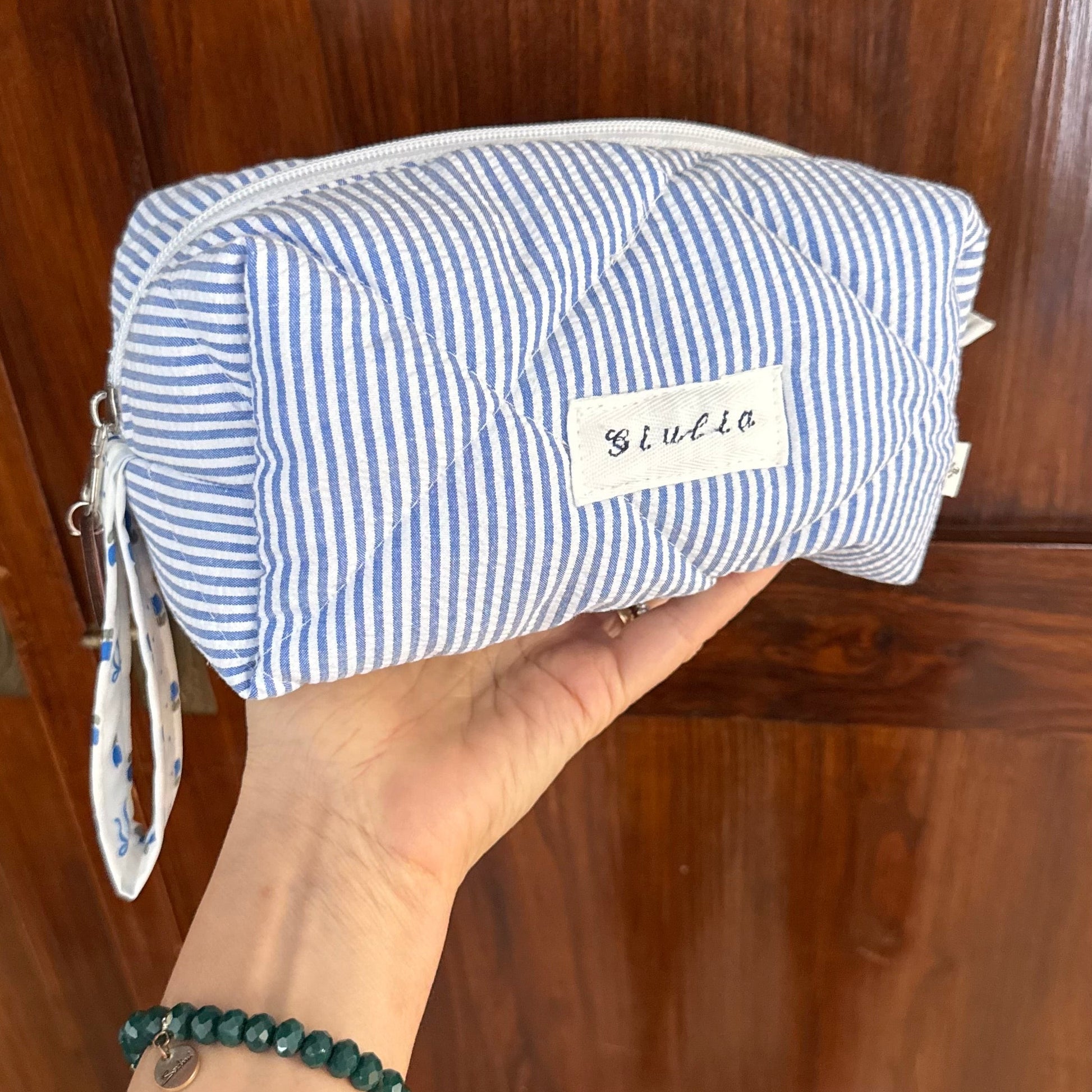 beauty case ricamato con nome fatto a mano