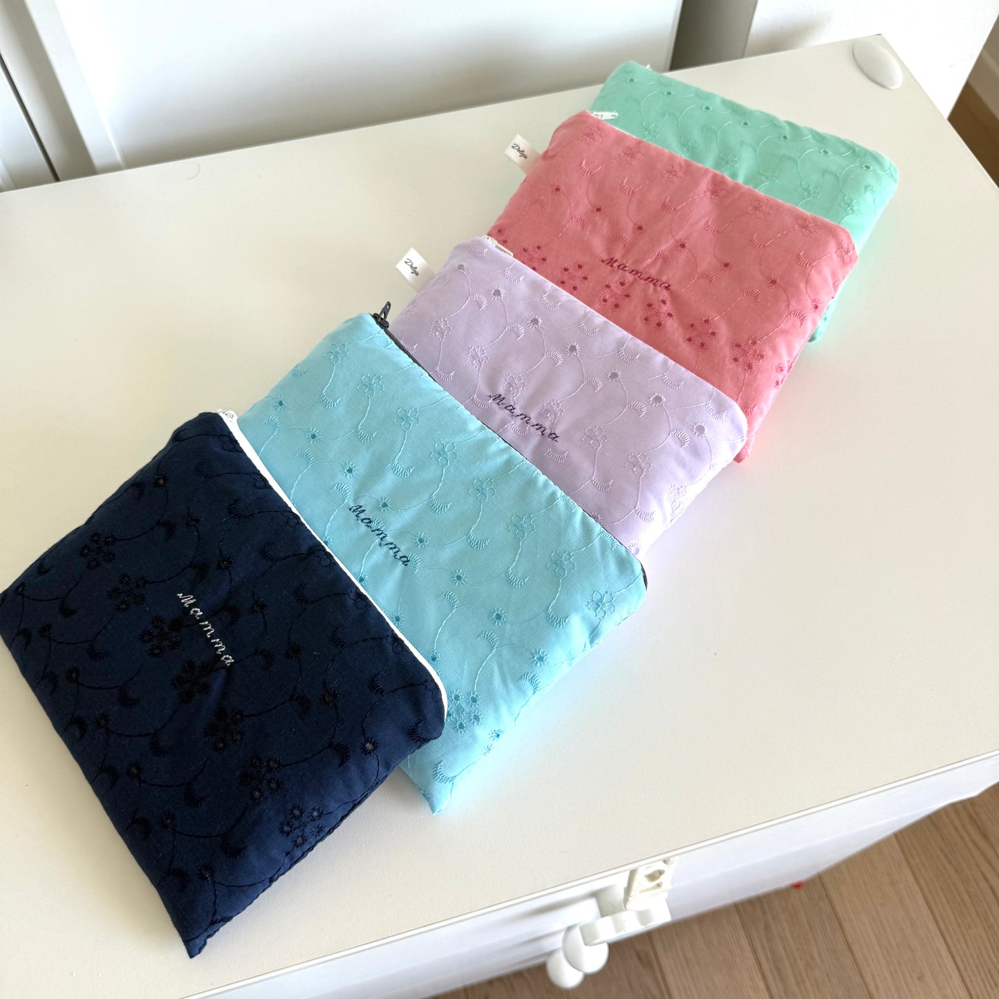 Pochette “mamma” in sangallo
