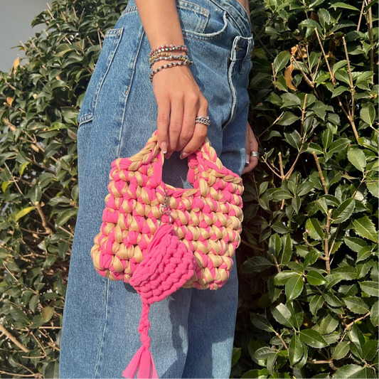 Borsetta all'uncinetto rosa e beige con porta AirPods e charms 💗
