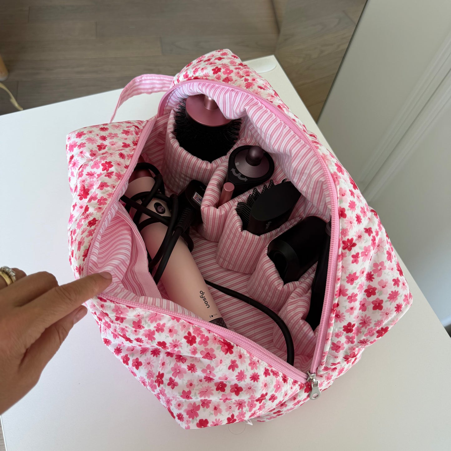 Beauty case ricamato con tasche interne