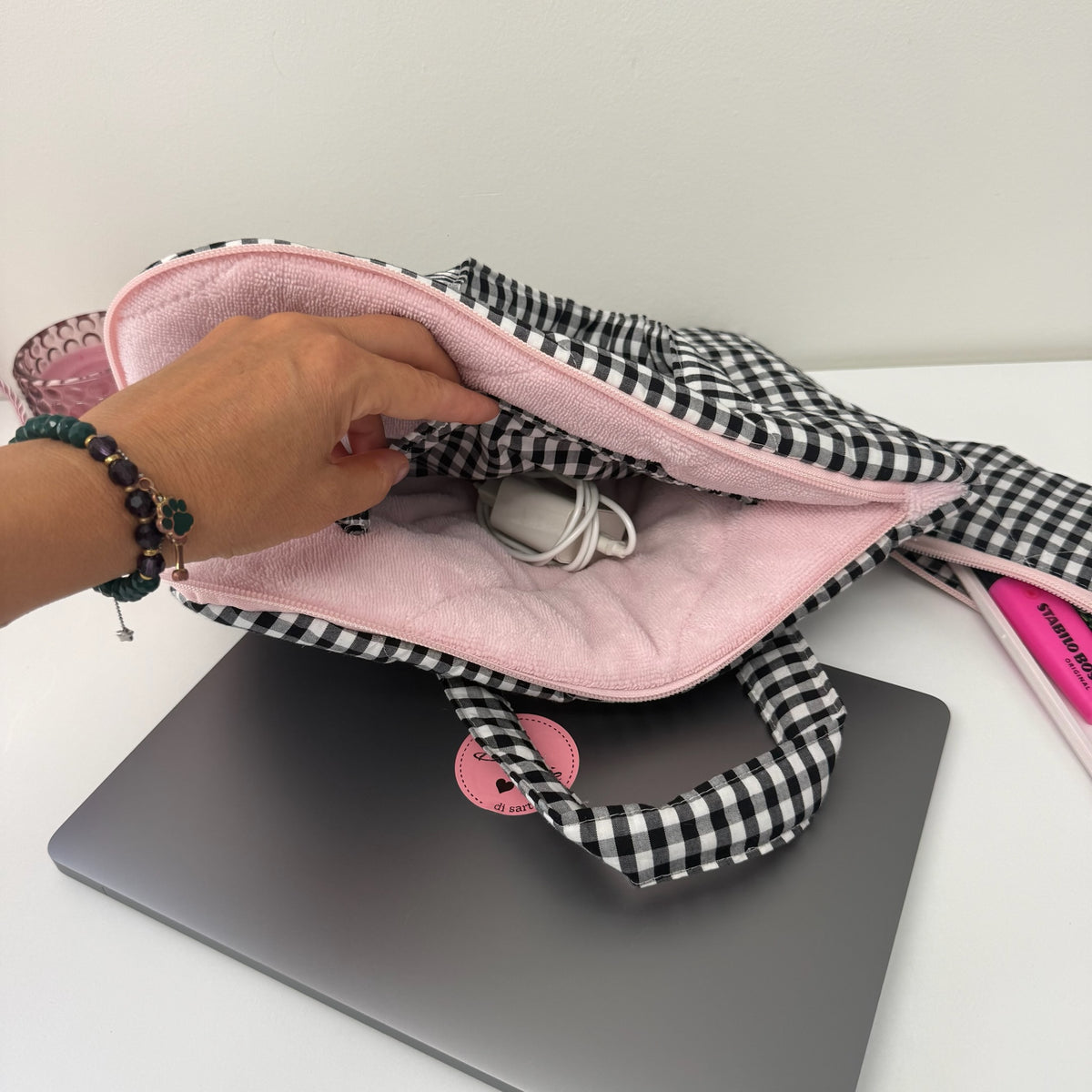 Custodia Porta Pc con manici Quadretti bianco e neri spugna rosa