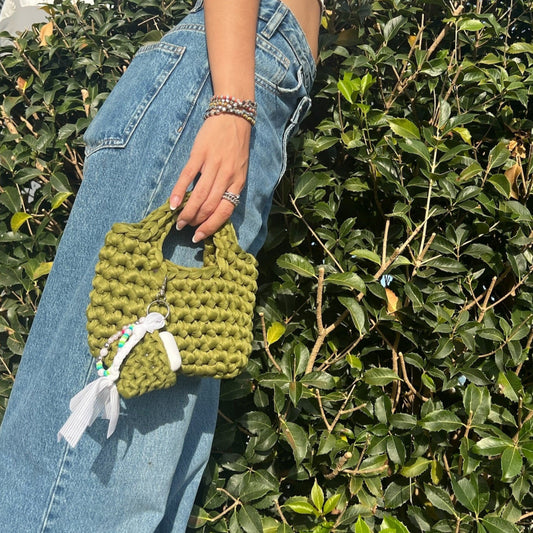 Borsetta all'uncinetto verde con porta AirPods e charms 💚