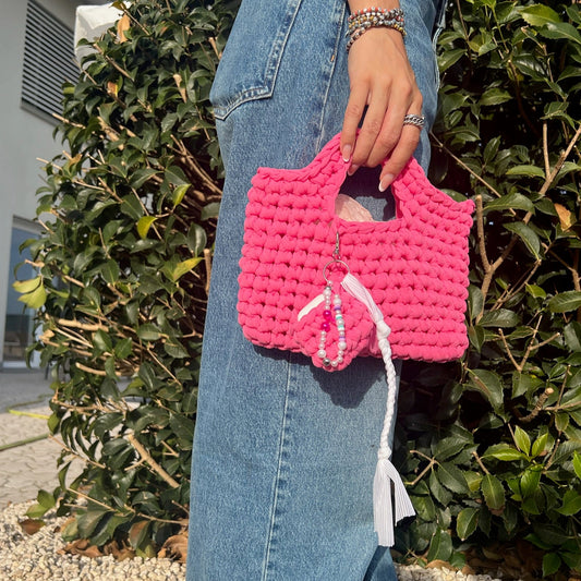 Borsetta all'uncinetto fucsia con porta AirPods e charms 🩷
