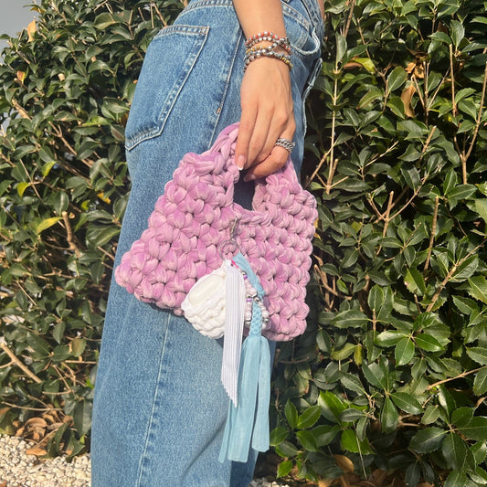 Borsetta all'uncinetto lilla con porta AirPods e charms 💜