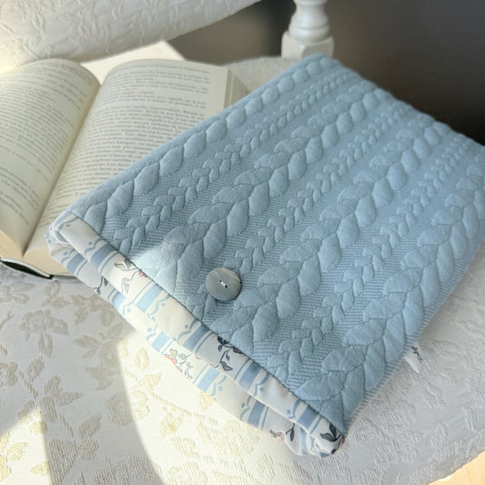 Custodia Porta libro Trecce azzurre Cottage azzurro