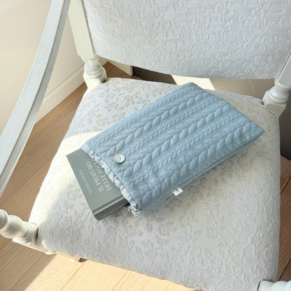 Custodia Porta libro Trecce azzurre Cottage azzurro
